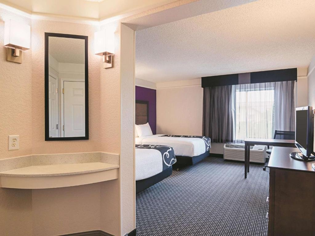 La Quinta Inn & Suites Denver Airport DIA Apartment with two beds and kitchen