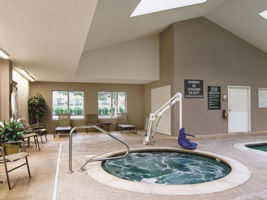 La Quinta Inn & Suites Denver Airport DIA Jacuzzi with sun loungers