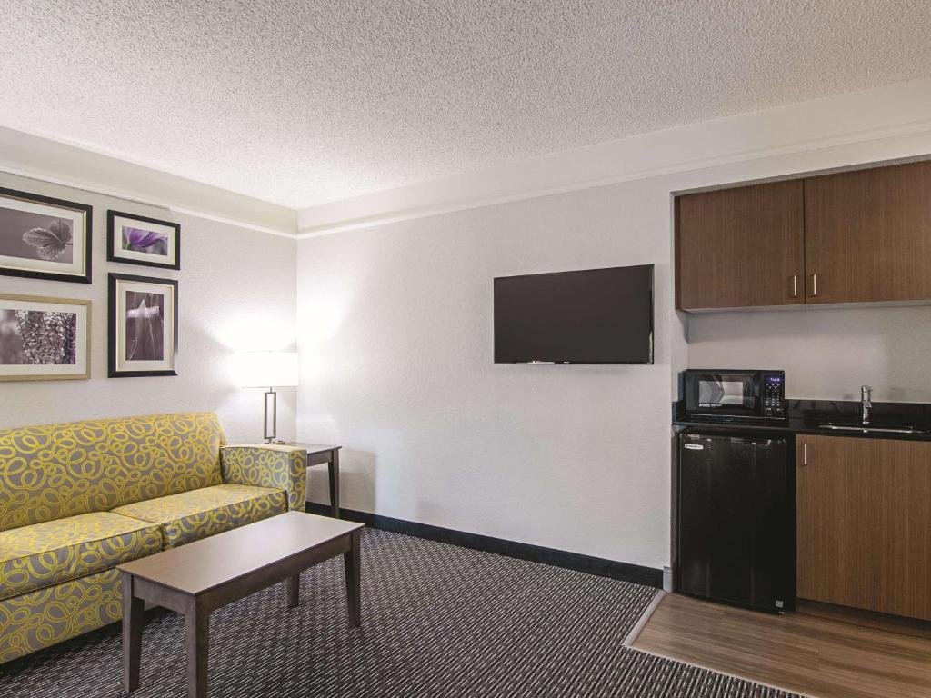 La Quinta Inn & Suites Denver Airport DIA Apartment with Sofa and Kitchen