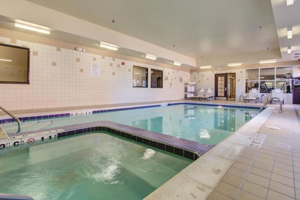 La Quinta by Wyndham Denver Gateway Park  Swimming pool with jacuzzi