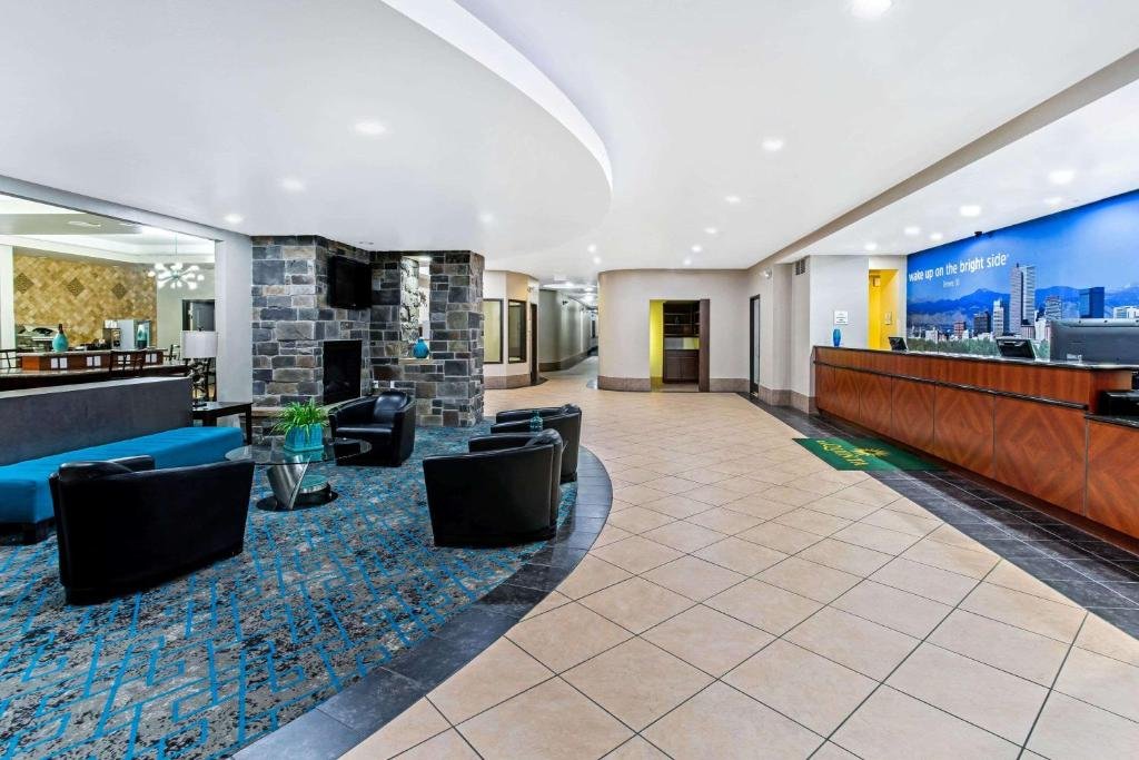 La Quinta by Wyndham Denver Gateway Park Hotel lobby