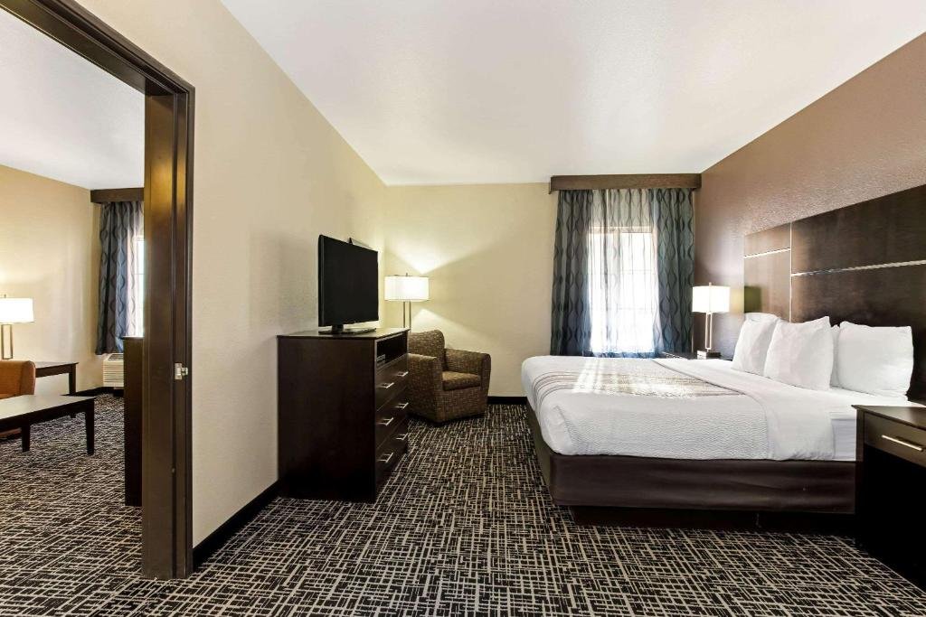 La Quinta by Wyndham Denver Gateway Park Bedroom with TV