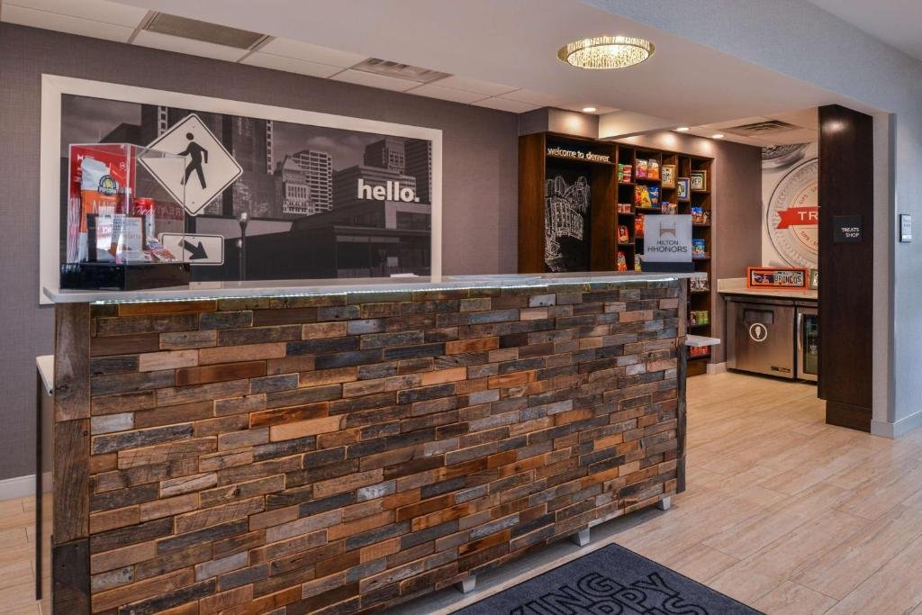 Hampton Inn & Suites Denver-Speer Boulevard reception with shop
