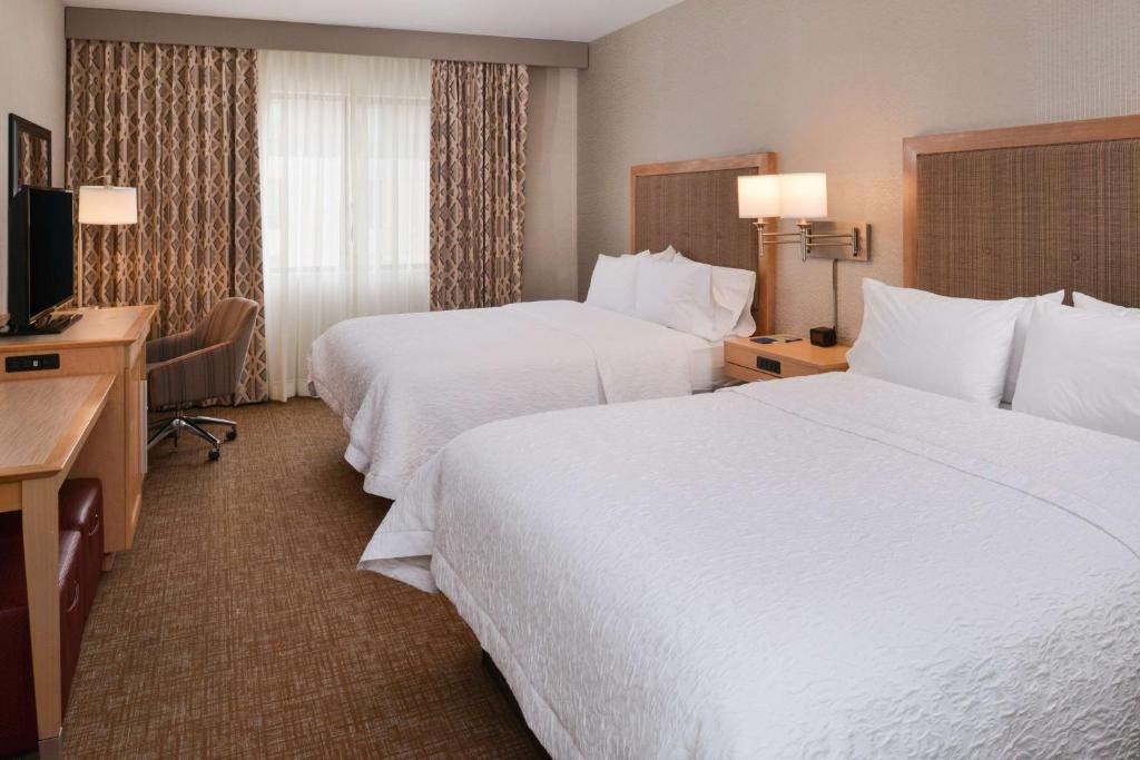 Hampton Inn & Suites Denver-Speer Boulevard bedroom with two single beds
