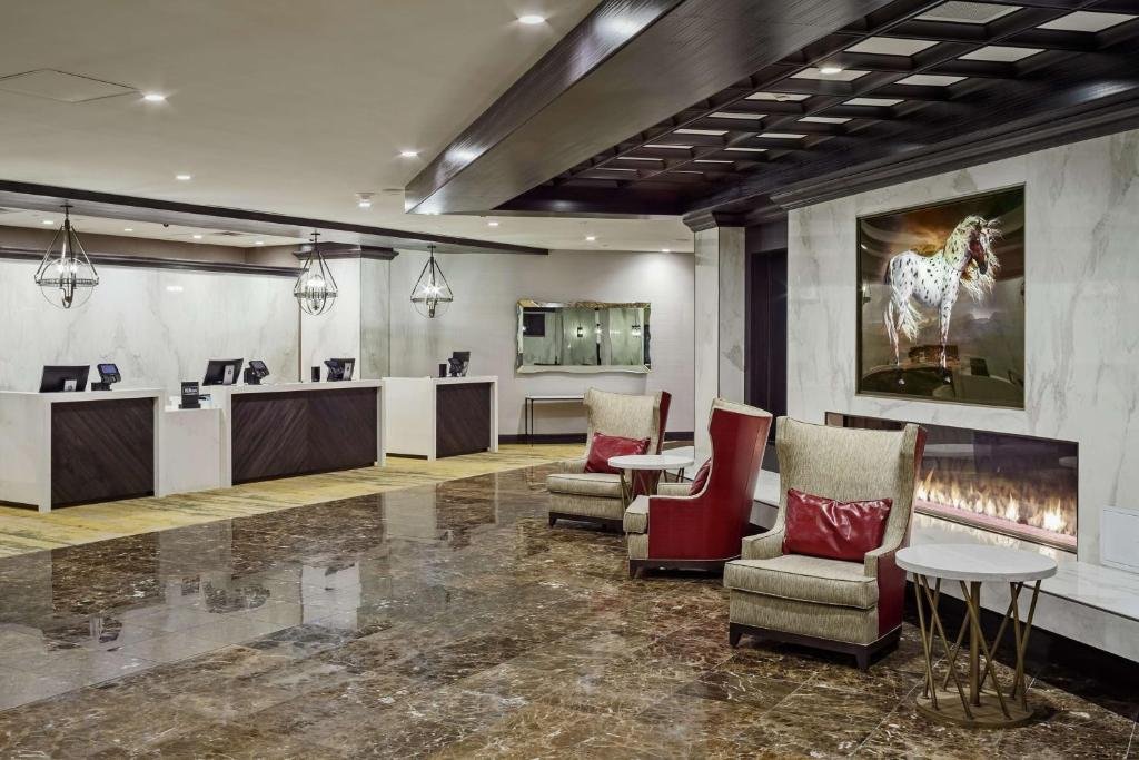 DoubleTree by Hilton Hotel Hall with marble floor and leather chairs