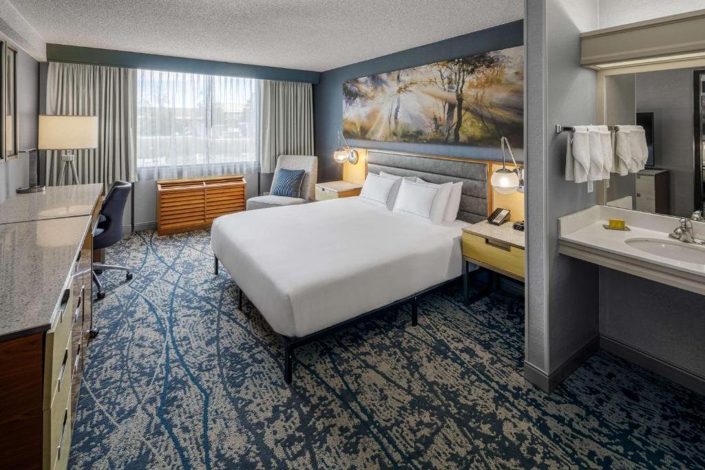 DoubleTree by Hilton Hotel Bedroom with blue carpet